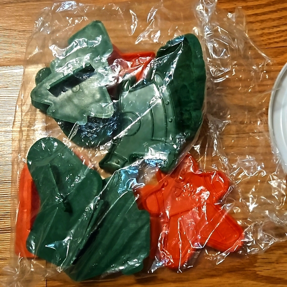 Christmas Cookie Cutters Set with storage Container. Set of 10 New - Picture 5 of 8